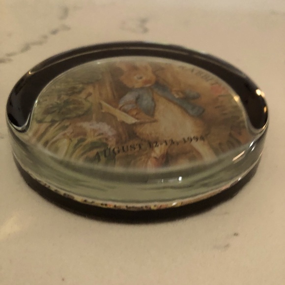 Peter Rabbit VTG Glass Paperweight 1994 - Picture 2 of 6
